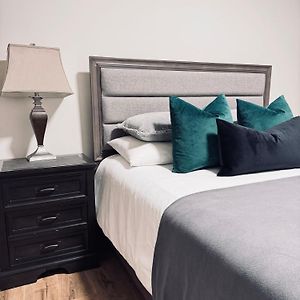 Deluxe Master Queen Bedroom With Bathroom In Vancouver West